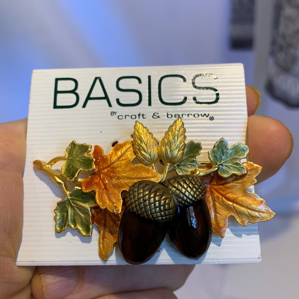 Nicely detailed Fall pin.